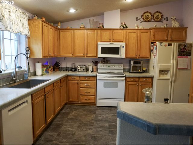 225 KNOLL TERRACE Dr, Canyonville, OR 97417