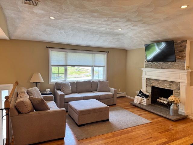 3 Berkshire Rd, Peabody, MA 01960