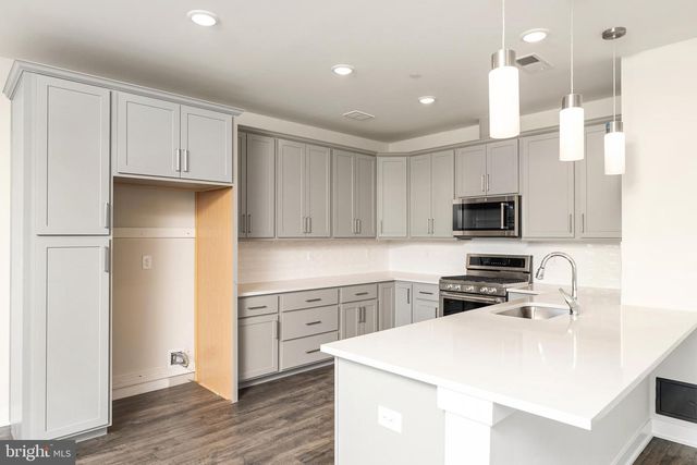 94 VILLAGE DR, Skillman, NJ 08558