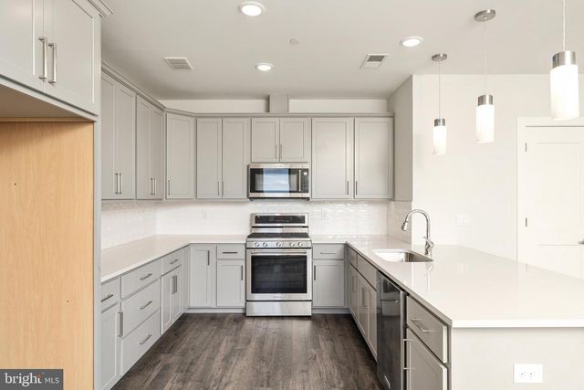 94 VILLAGE DR, Skillman, NJ 08558