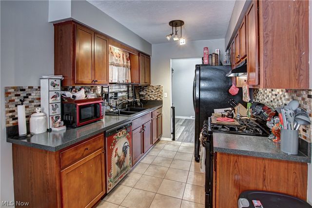 9559 Driftwood Drive, Olmsted Falls, OH 44138