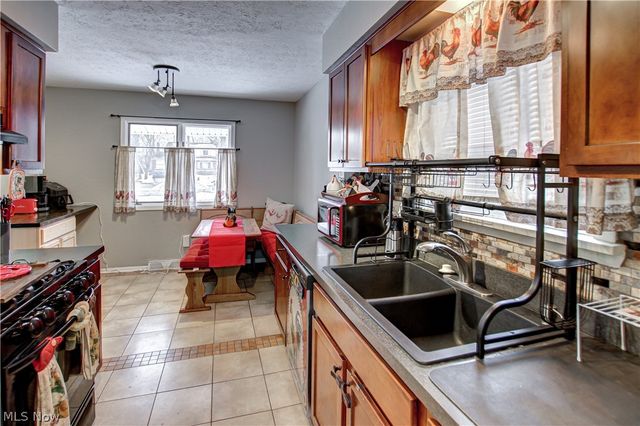 9559 Driftwood Drive, Olmsted Falls, OH 44138