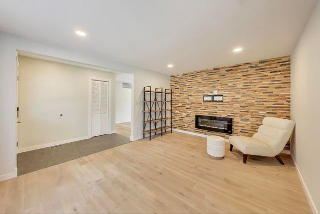 260 Mulberry Lane, Elk Grove Village, IL 60007