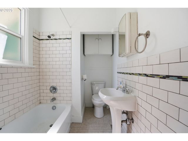 3504 Se Sherman, Portland, OR 97214