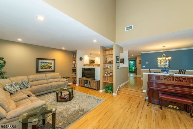 15 Fair Ridge Ct, Wayne Twp., NJ 07470