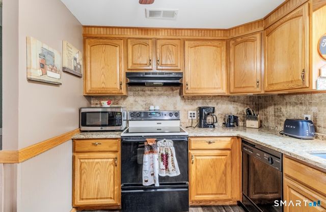 17 Trinity Lane, Windsor Locks, CT 06096