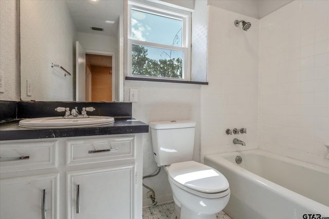2820 Navaho Trl, Tyler, TX 75707