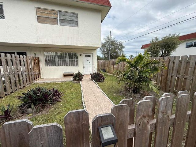 1520 NE 151st St 104, Miami, FL 33162