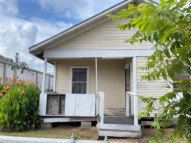 1022 W Broad Street, Freeport, TX 77541