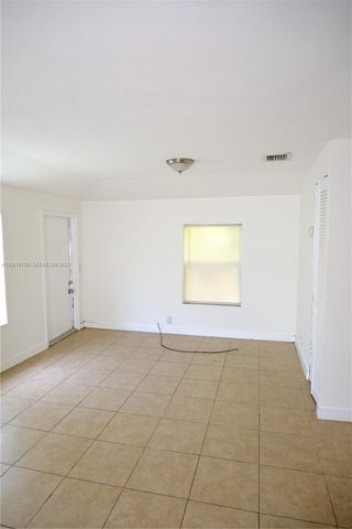 1455 NE 146th St B, Miami, FL 33161