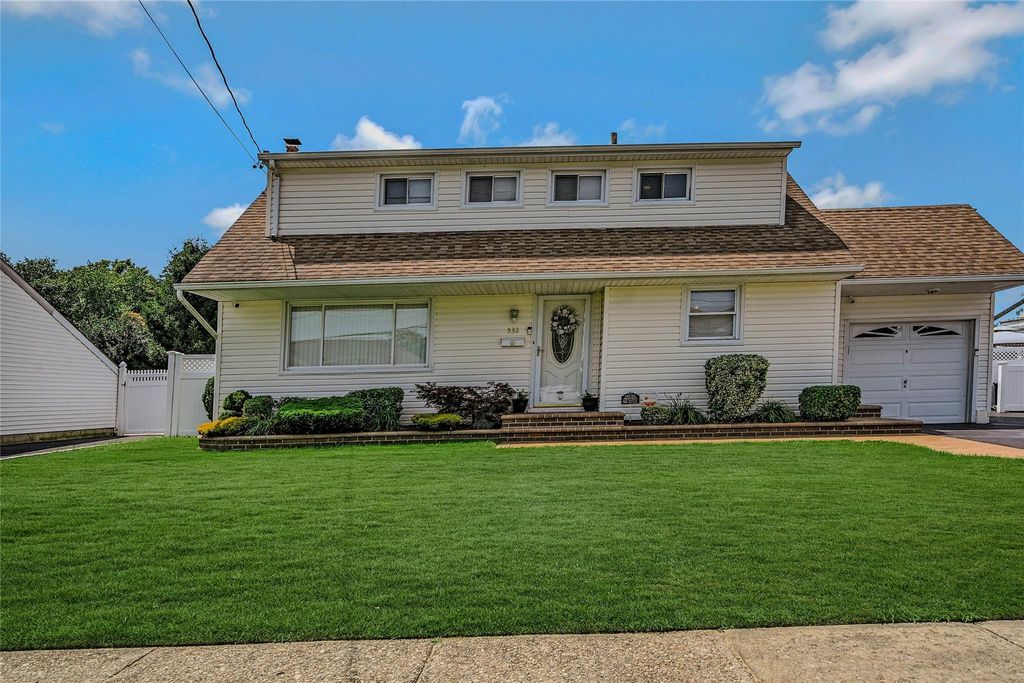 532 Alwick Avenue, West Islip, NY 11795
