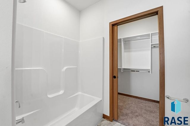 9207 W Ark Pl Place, Sioux Falls, SD 57106