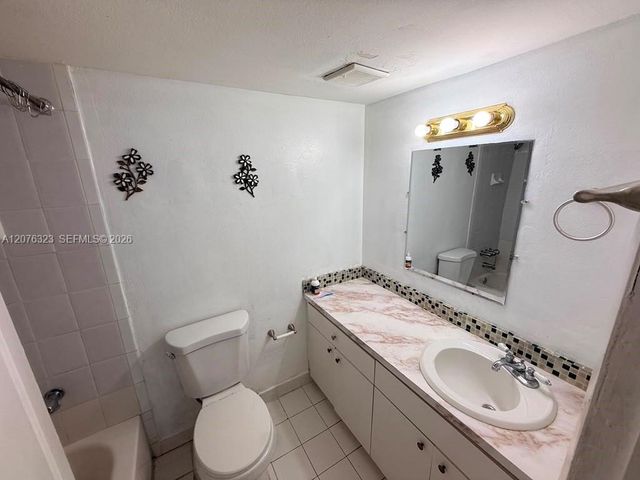 1300 W 47th Place 216A, Hialeah, FL 33012
