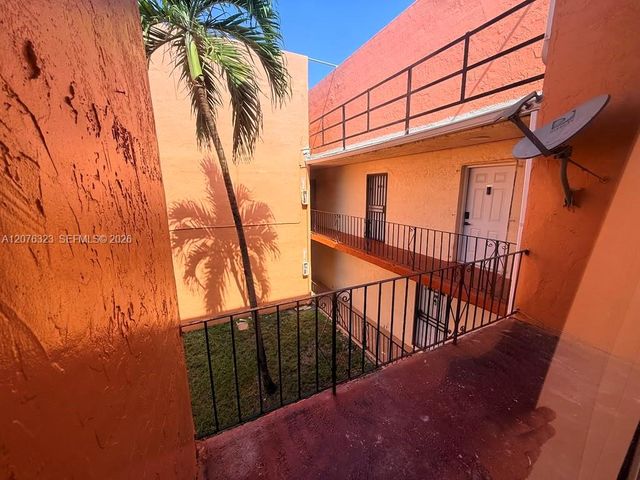 1300 W 47th Place 216A, Hialeah, FL 33012