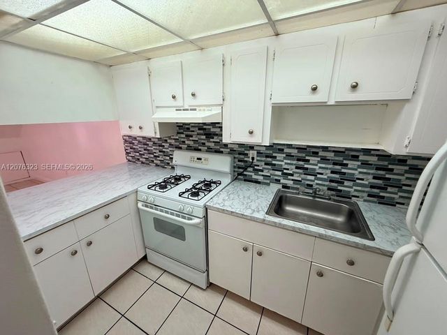 1300 W 47th Place 216A, Hialeah, FL 33012