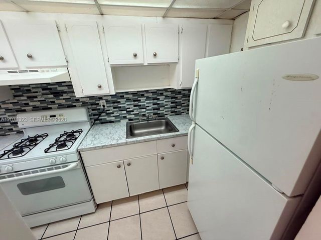 1300 W 47th Place 216A, Hialeah, FL 33012