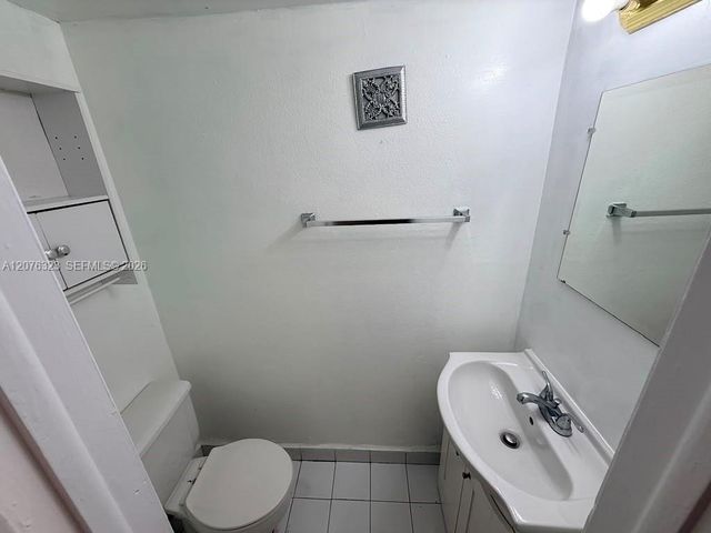 1300 W 47th Place 216A, Hialeah, FL 33012