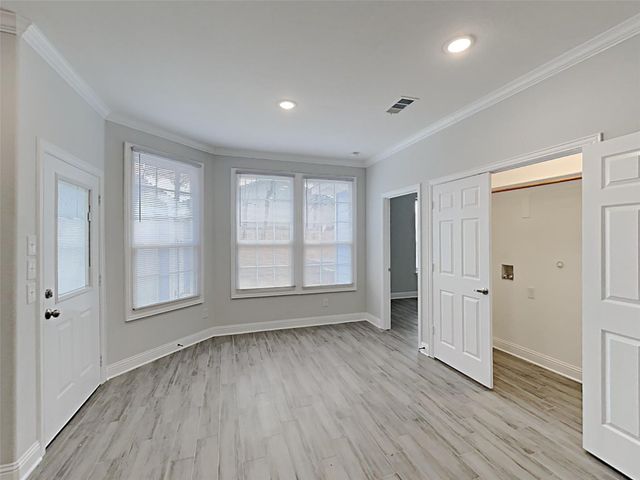 1032 E Leuda Street, Fort Worth, TX 76104