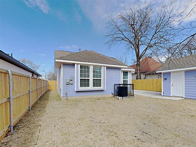 1032 E Leuda Street, Fort Worth, TX 76104