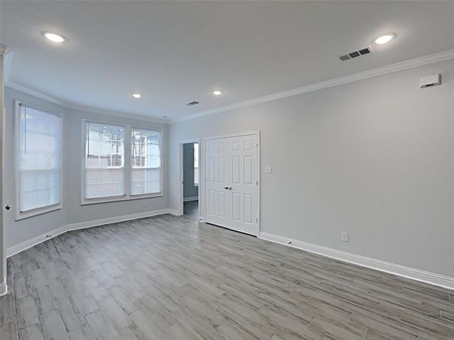 1032 E Leuda Street, Fort Worth, TX 76104