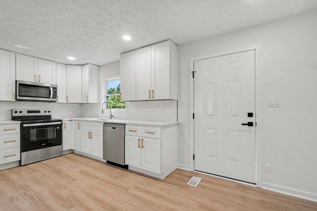 3885 Louisville Road, Salvisa, KY 40372