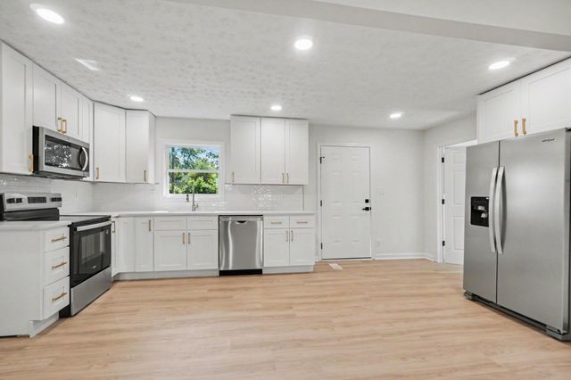 3885 Louisville Road, Salvisa, KY 40372