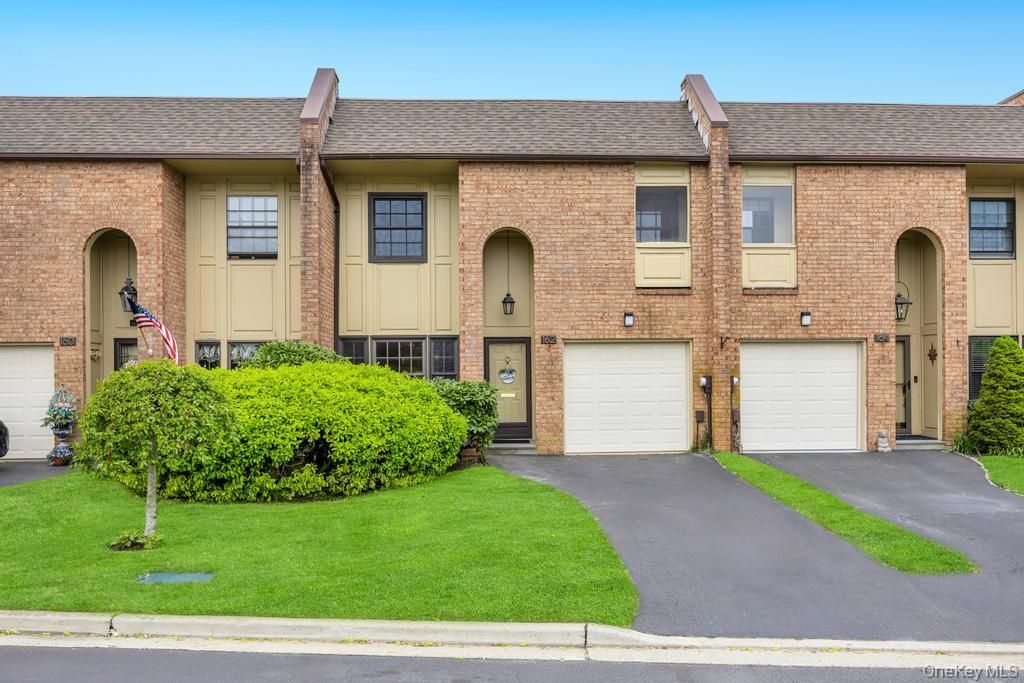162 Southgate Circle, Massapequa Park, NY 11762