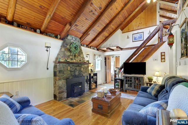 2 Kushaqua Trail, West Milford, NJ 07421