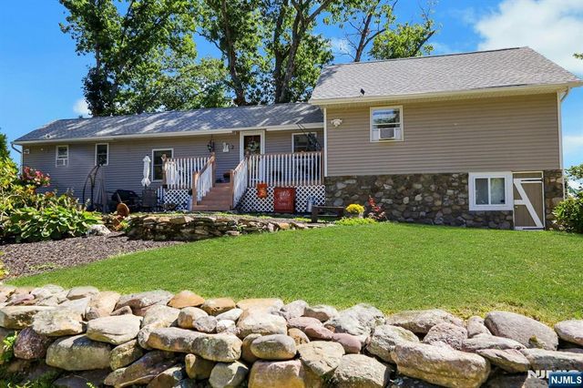 2 Kushaqua Trail, West Milford, NJ 07421