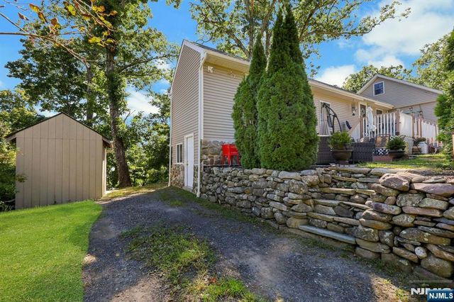 2 Kushaqua Trail, West Milford, NJ 07421