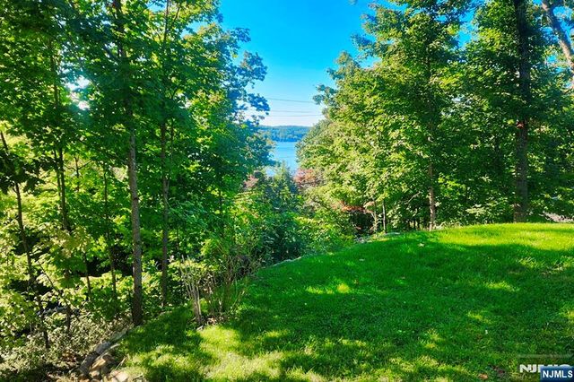 2 Kushaqua Trail, West Milford, NJ 07421