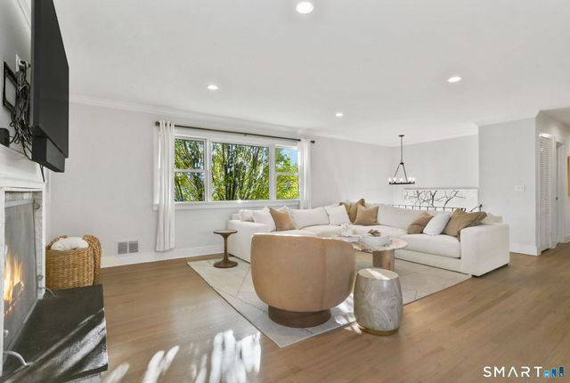 6 Meadowbank Road, Greenwich, CT 06870