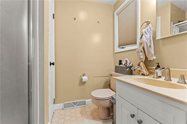 211 Joseph Dr, Canonsburg, PA 15317