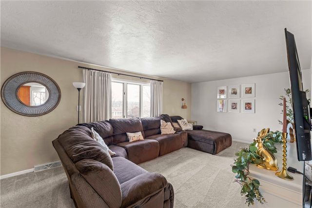 211 Joseph Dr, Canonsburg, PA 15317