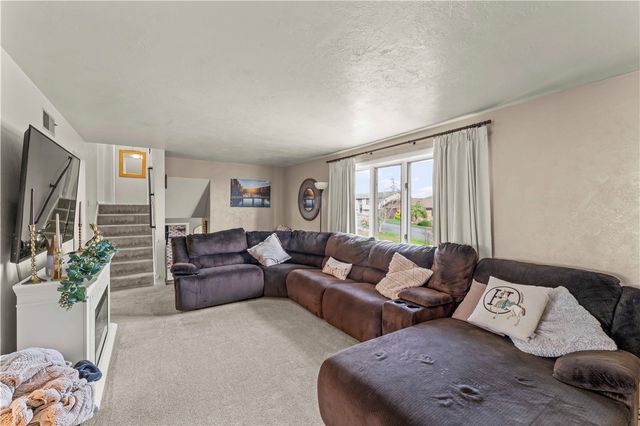 211 Joseph Dr, Canonsburg, PA 15317
