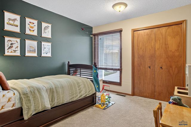 4757 SUMMERSET DR, Rapid City, SD 57702