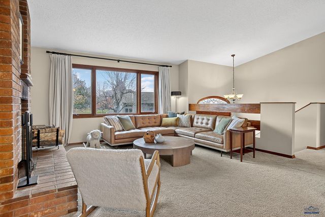 4757 SUMMERSET DR, Rapid City, SD 57702