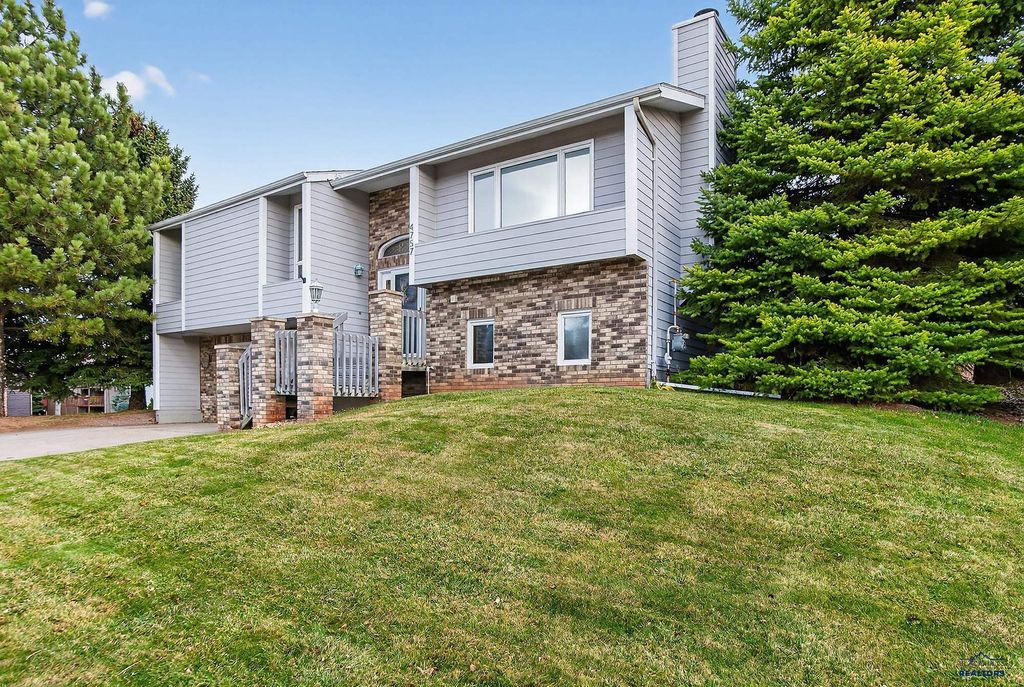 4757 SUMMERSET DR, Rapid City, SD 57702