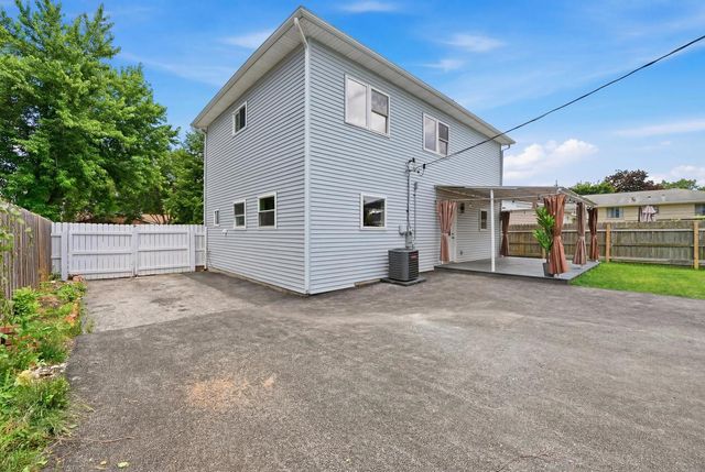 290 E Norman Lane, Wheeling, IL 60090