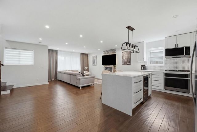 290 E Norman Lane, Wheeling, IL 60090