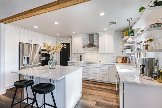 18516 Champions CIR, Point Venture, TX 78645