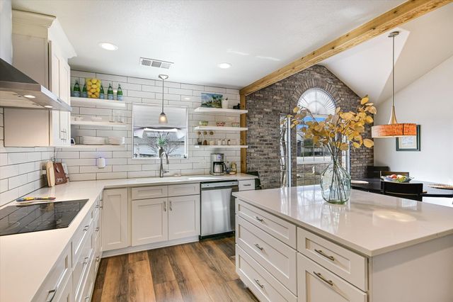 18516 Champions CIR, Point Venture, TX 78645