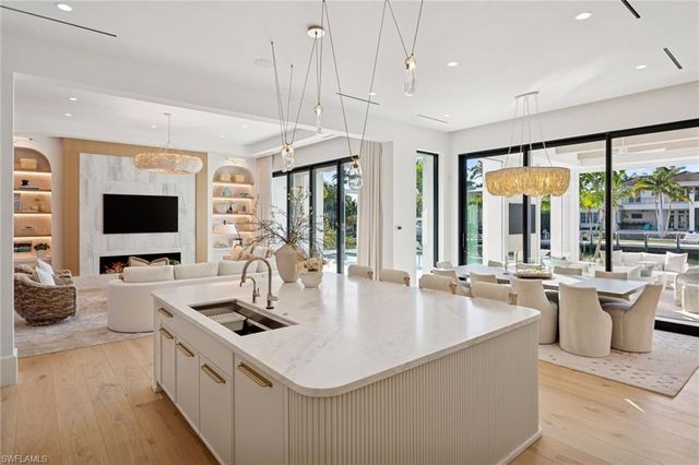 1990 7th ST S, Naples, FL 34102