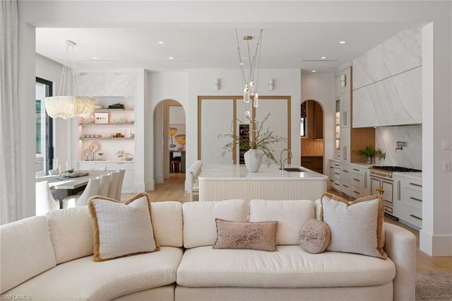 1990 7th ST S, Naples, FL 34102