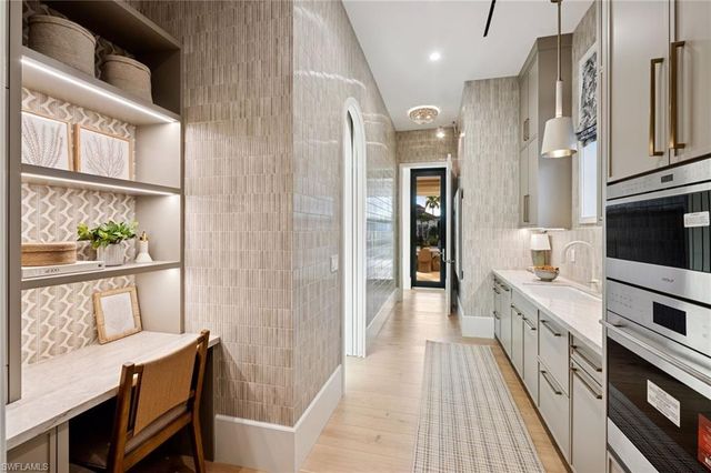 1990 7th ST S, Naples, FL 34102