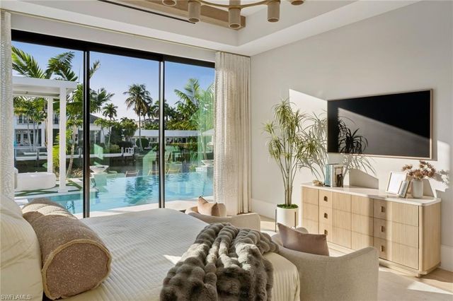 1990 7th ST S, Naples, FL 34102