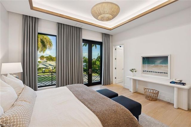 1990 7th ST S, Naples, FL 34102