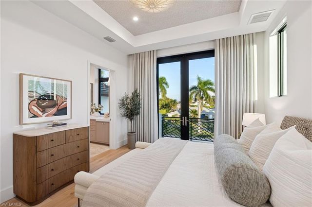 1990 7th ST S, Naples, FL 34102