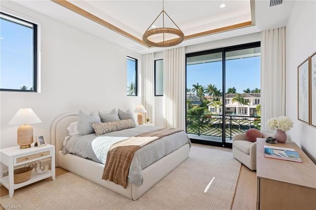 1990 7th ST S, Naples, FL 34102