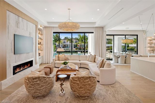 1990 7th ST S, Naples, FL 34102